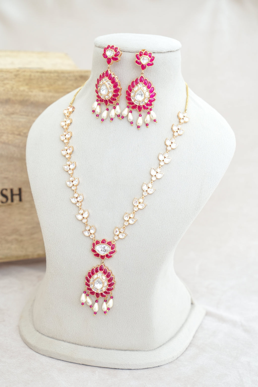 Crimson Lotus Pendant Necklace Set 7613