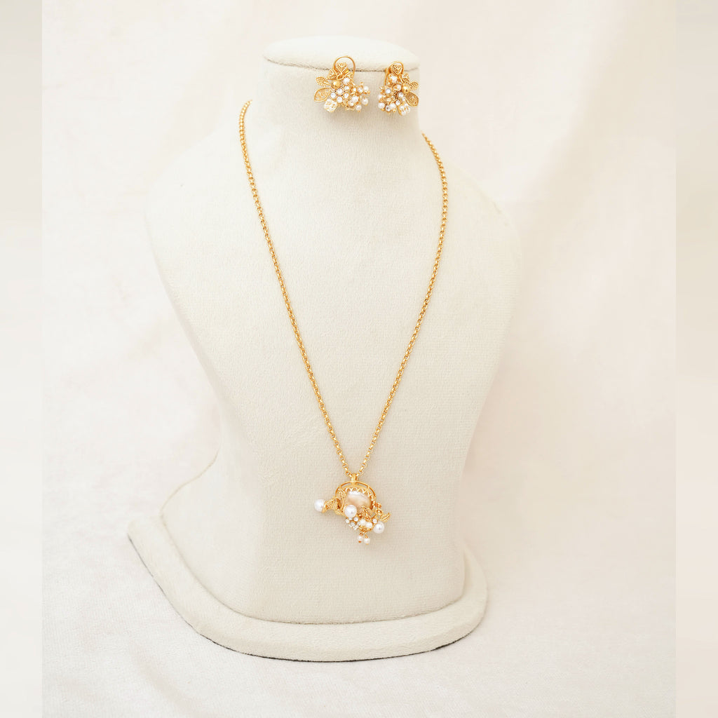 Kundan Pearl Cluster Pendant Necklace Set