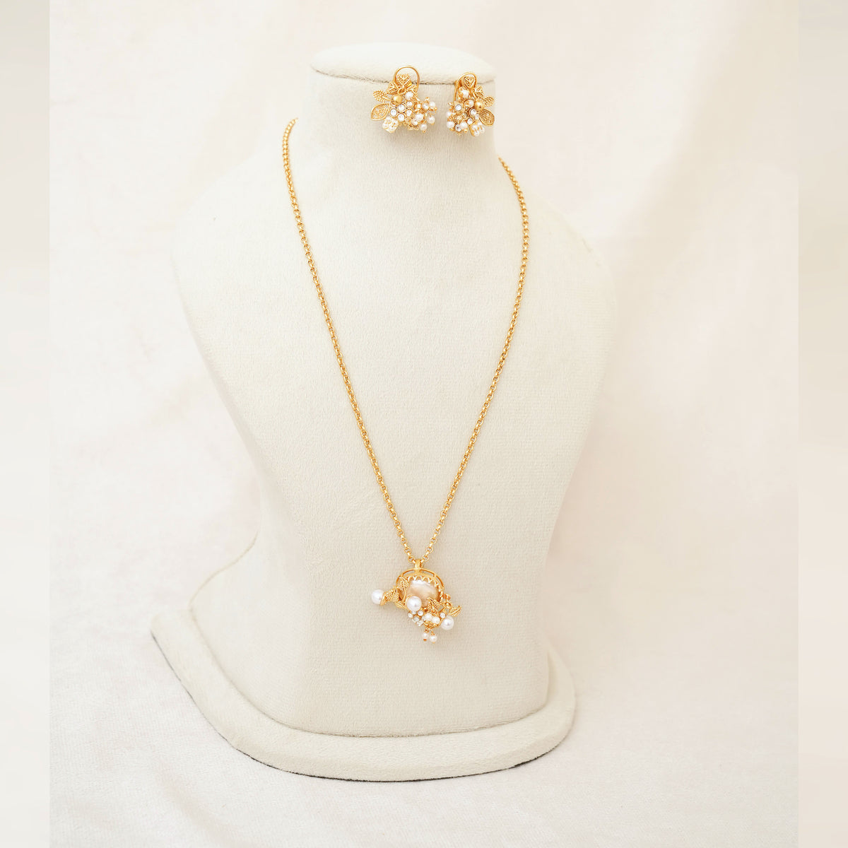 Kundan Pearl Cluster Pendant Necklace Set