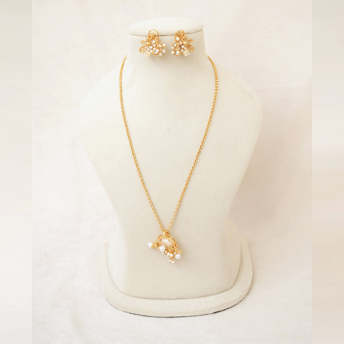 Kundan Pearl Cluster Pendant Necklace Set