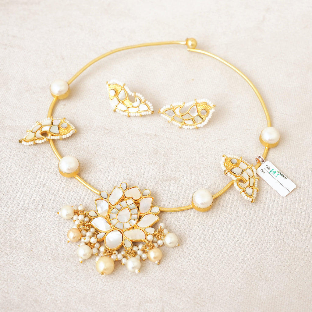 Mother of Pearl Lotus Hasli Necklace Set