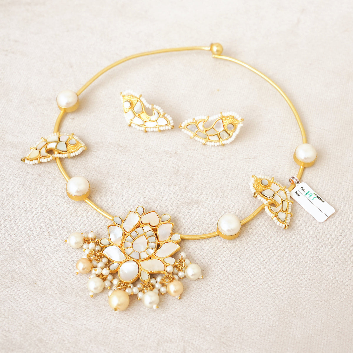 Mother of Pearl Lotus Hasli Necklace Set