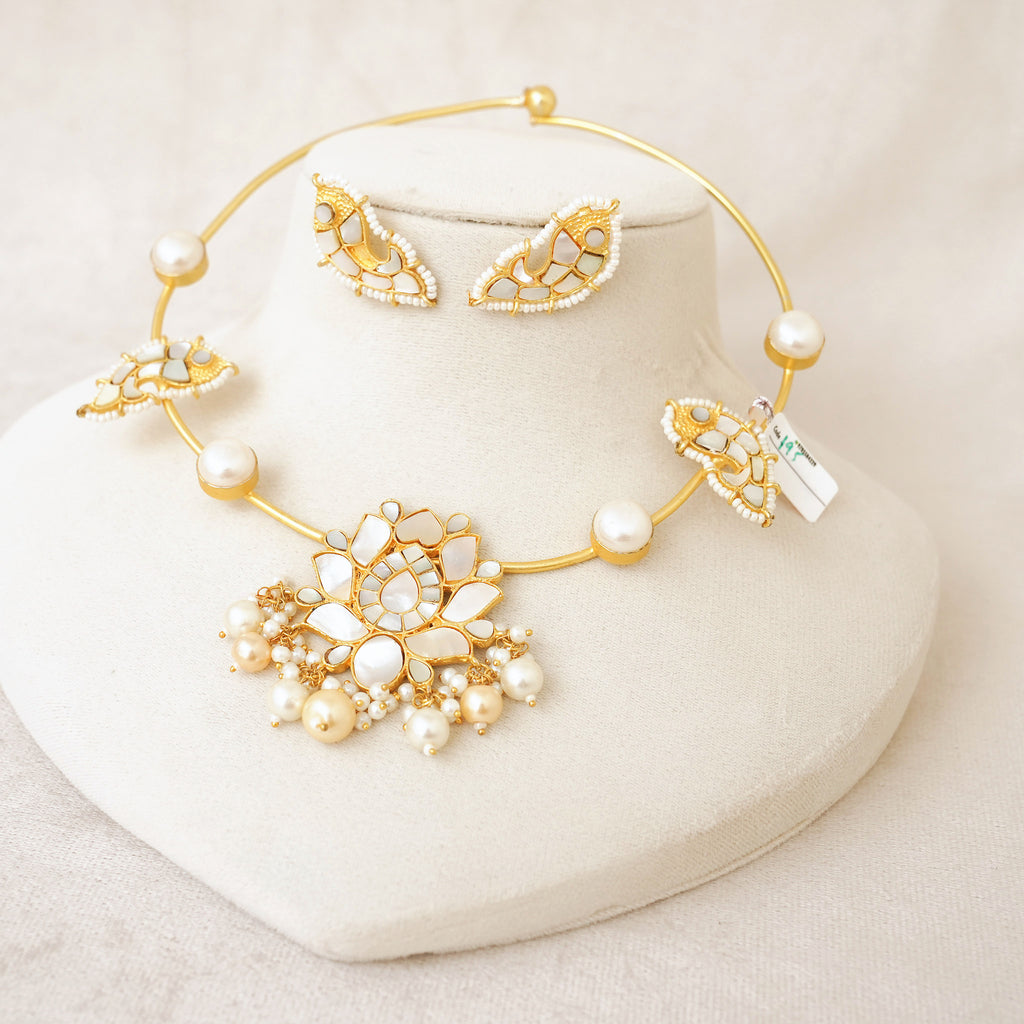 Mother of Pearl Lotus Hasli Necklace Set