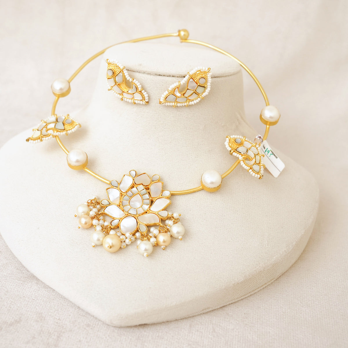 Mother of Pearl Lotus Hasli Necklace Set