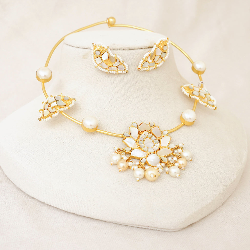 Mother of Pearl Lotus Hasli Necklace Set