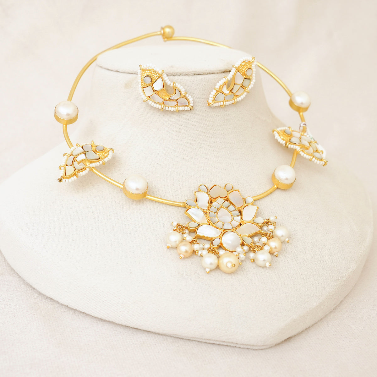 Mother of Pearl Lotus Hasli Necklace Set