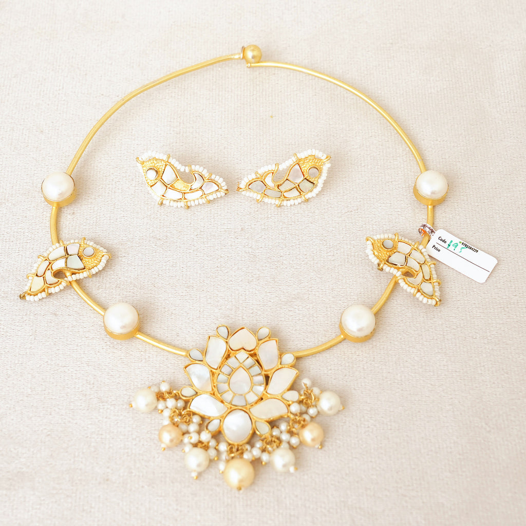 Mother of Pearl Lotus Hasli Necklace Set