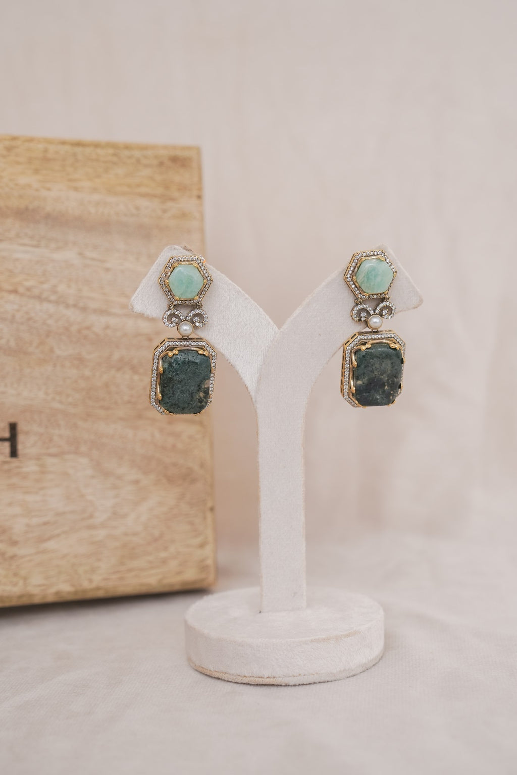 Moss Agate Kundan Drop Earrings detail