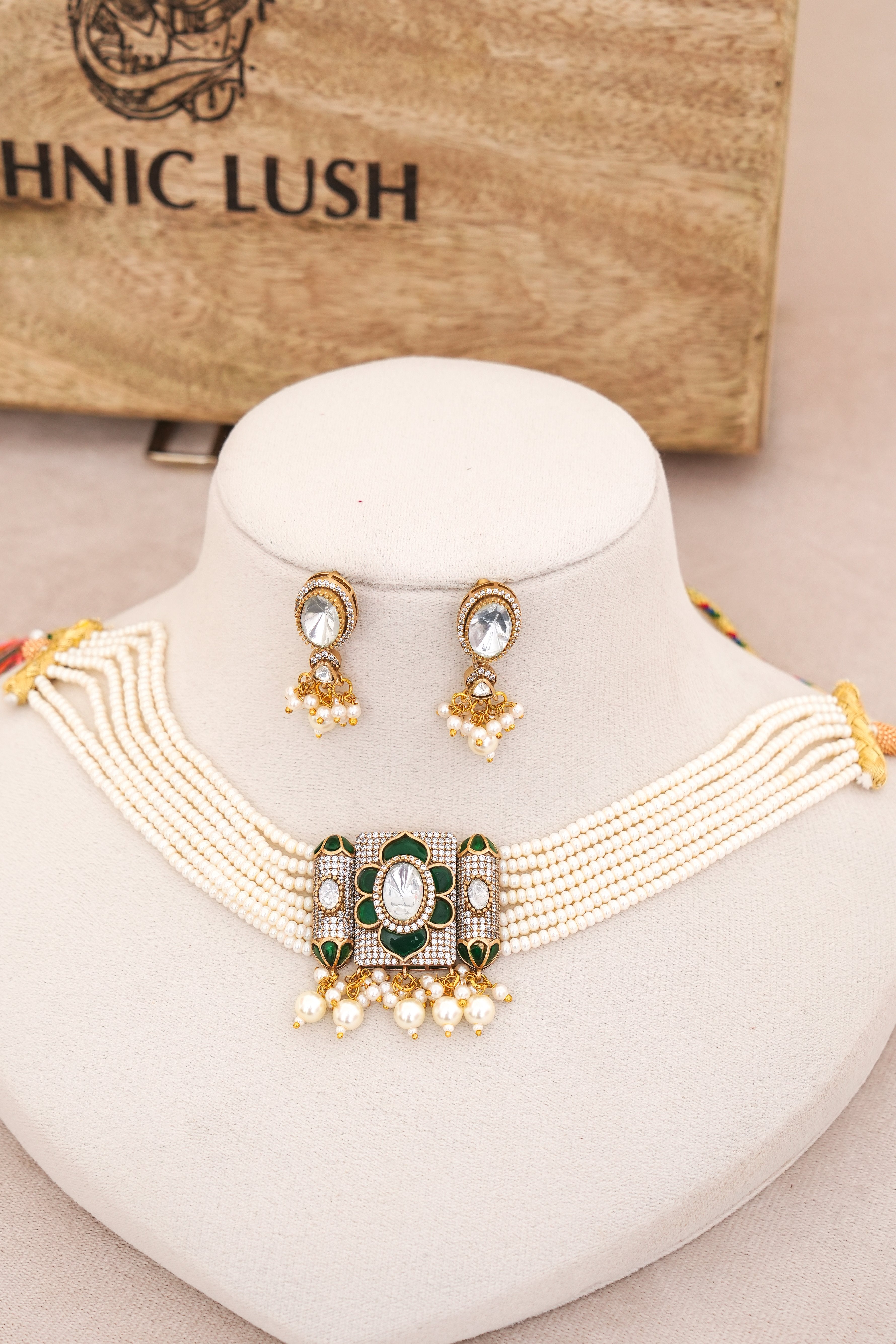 Emerald Bloom Pearl Necklace Set