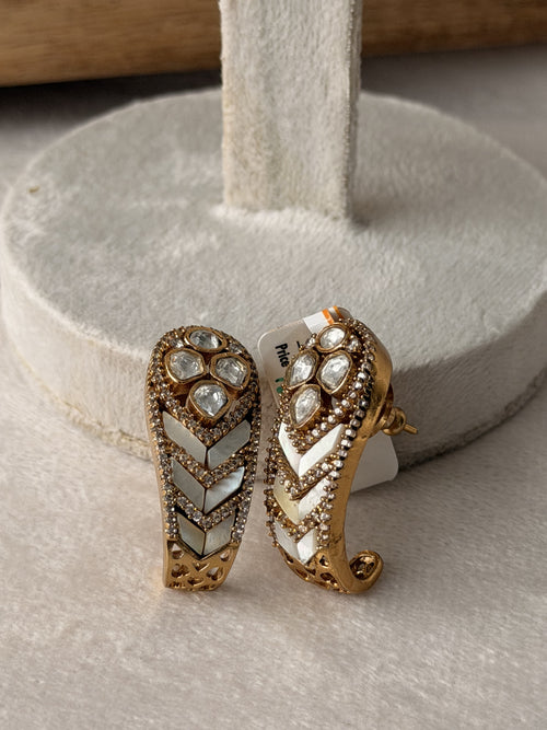 Earring gold kundan mother pearl