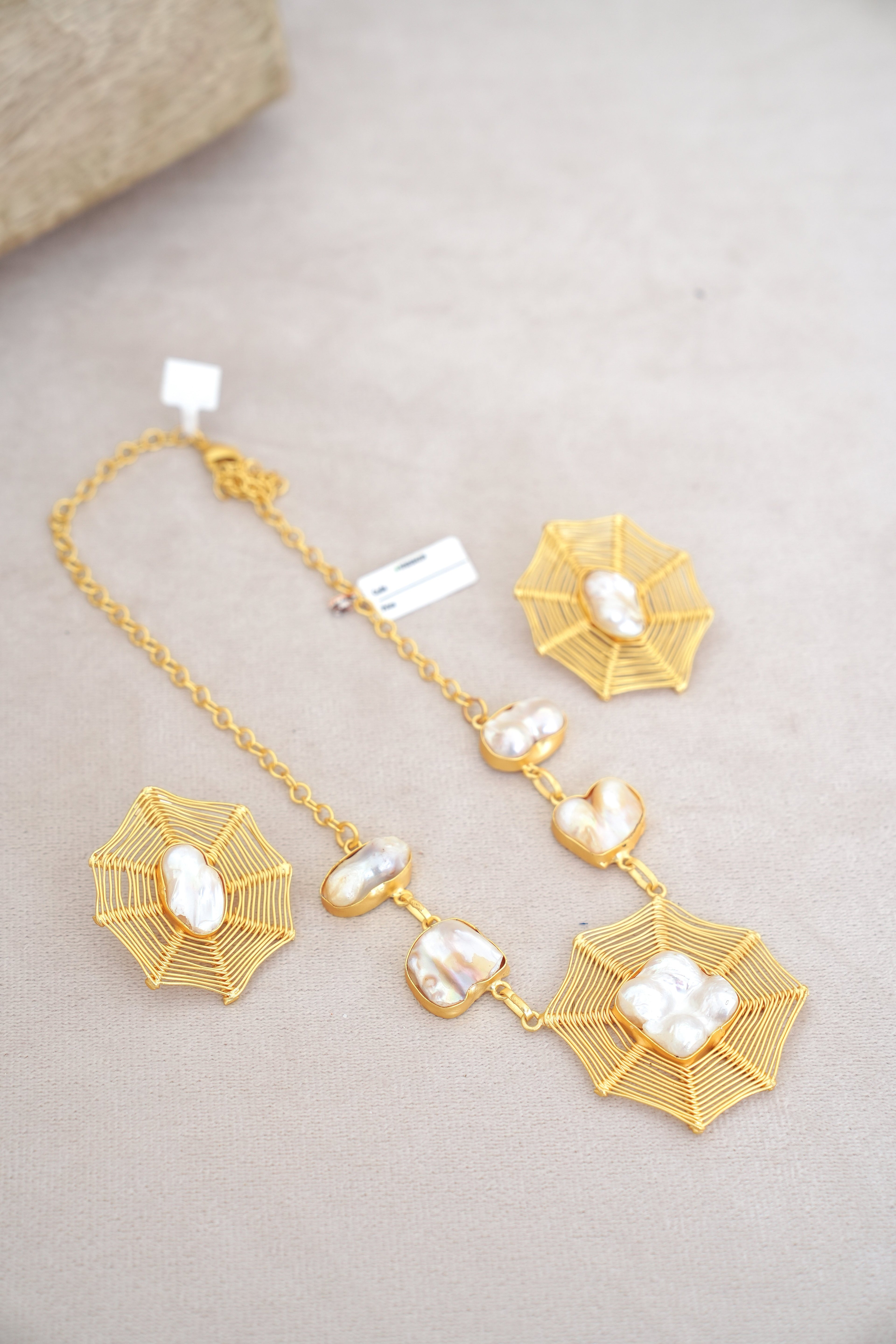 Golden Lattice Pearl Harmony Set