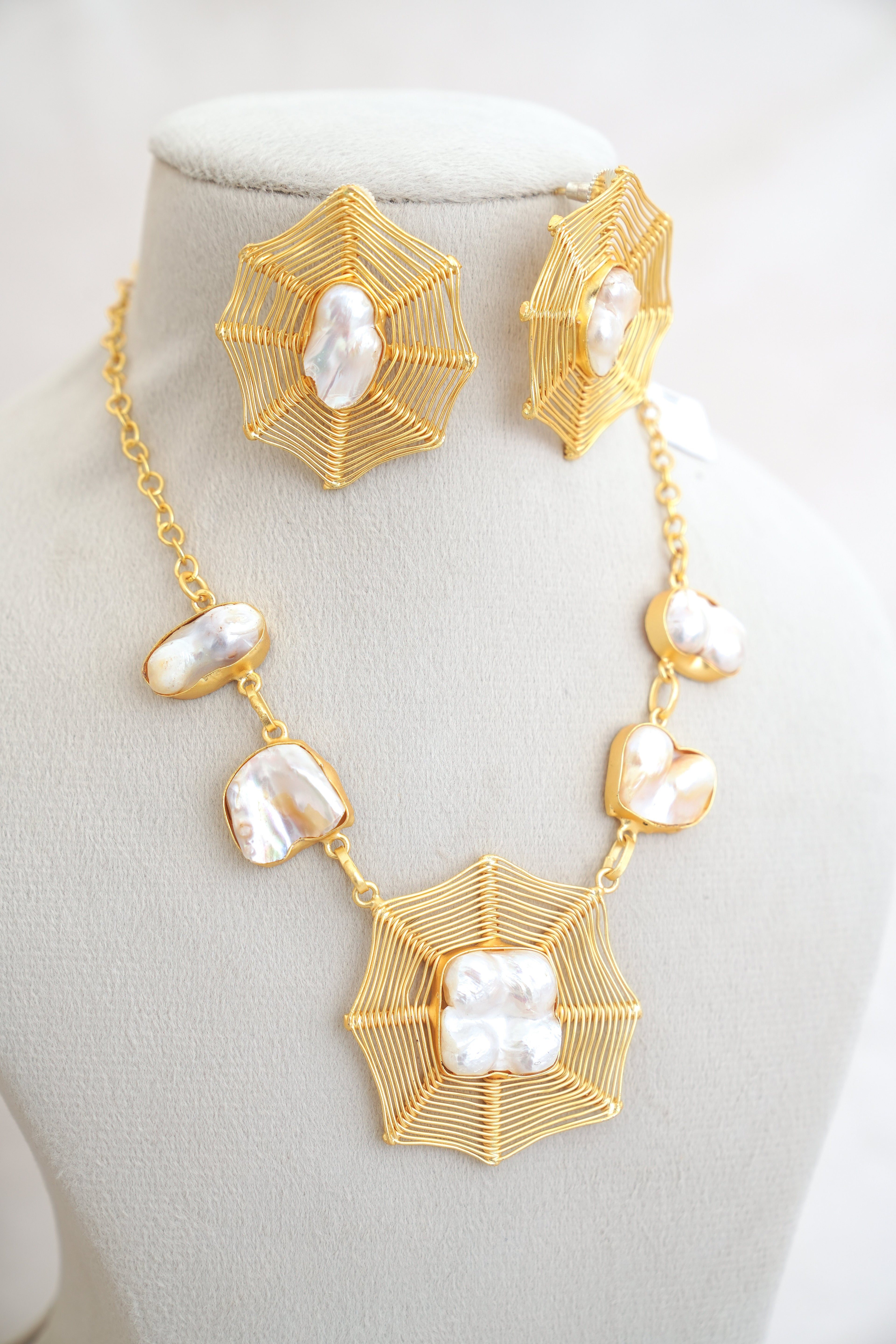 Golden Lattice Pearl Harmony Set
