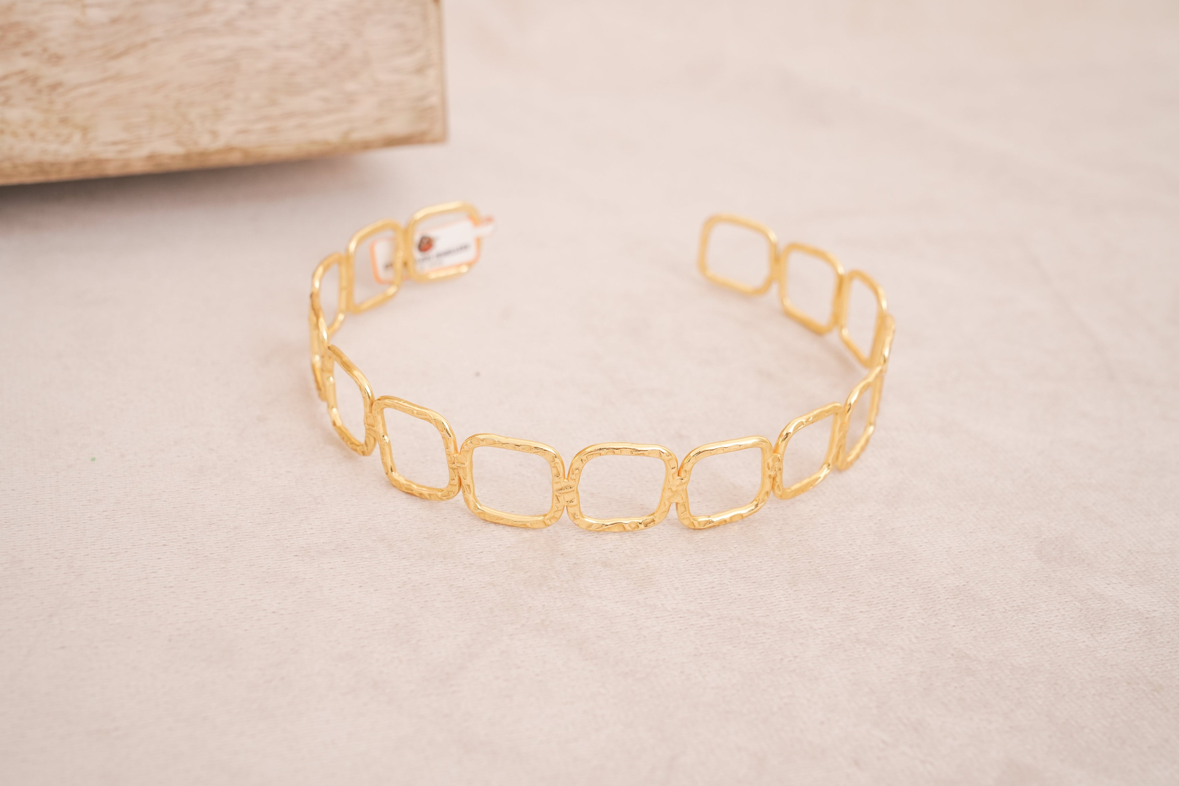 Modern Geometric Gold Link Hasli
