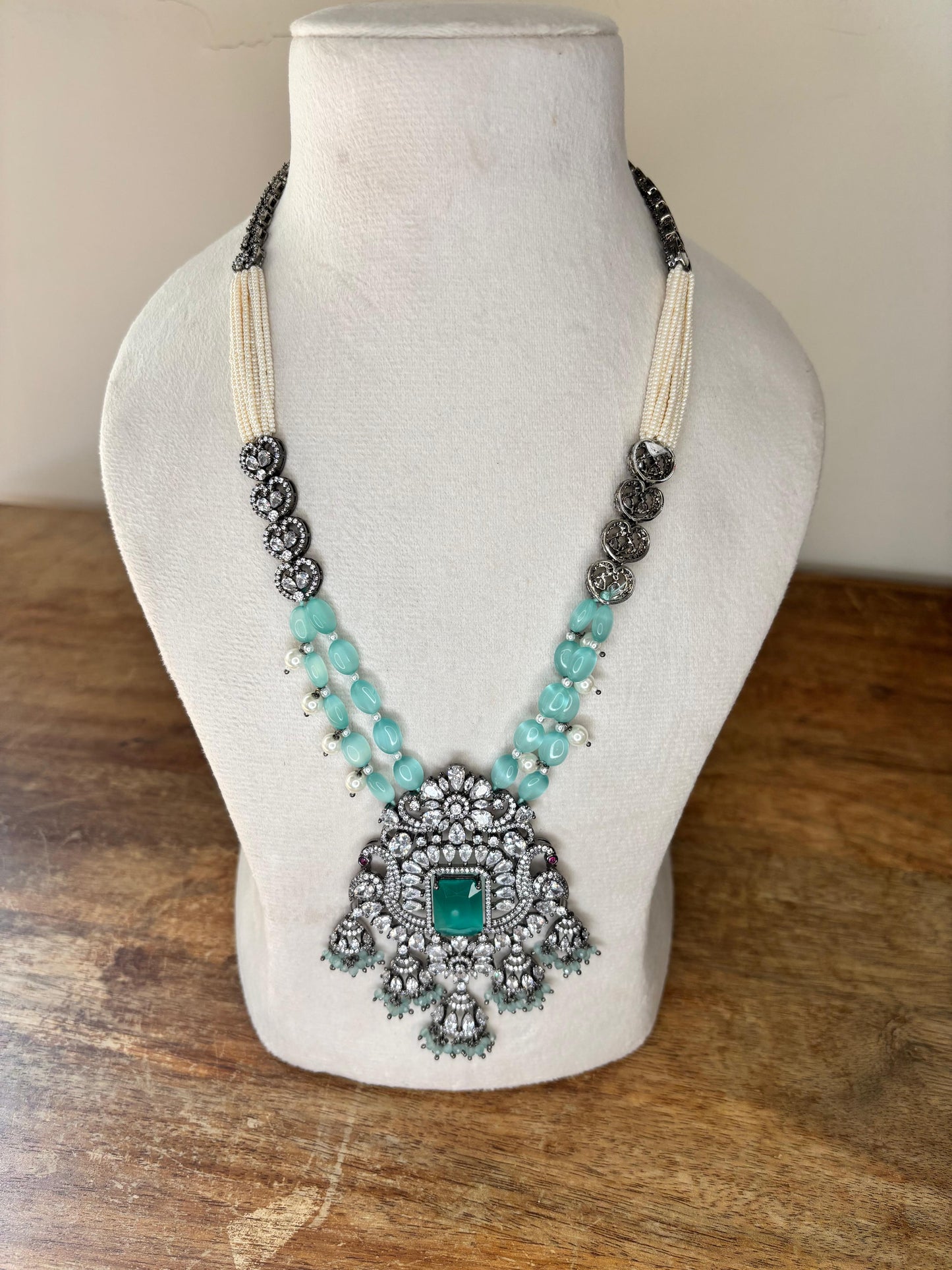 Vintage-Inspired Emerald Necklace and Earrings Set