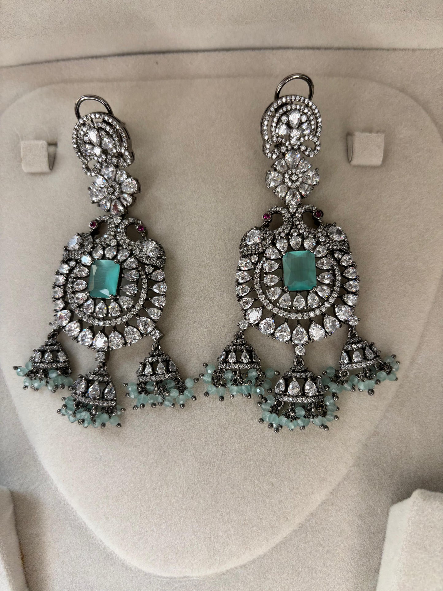 Vintage-Inspired Emerald Necklace and Earrings Set