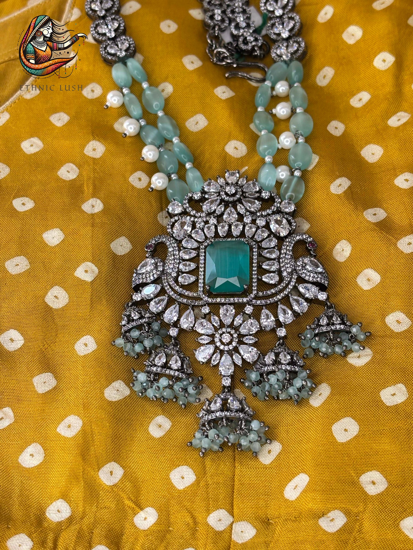 Vintage-Inspired Emerald Necklace and Earrings Set