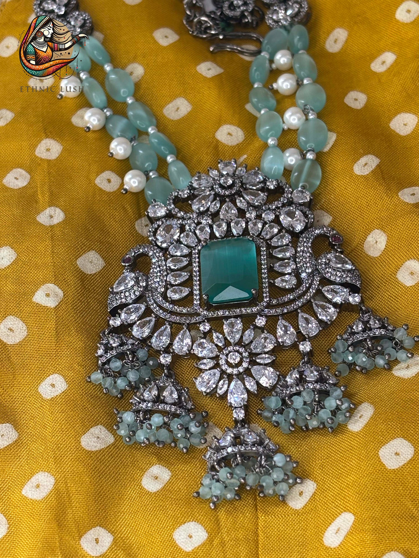 Vintage-Inspired Emerald Necklace and Earrings Set