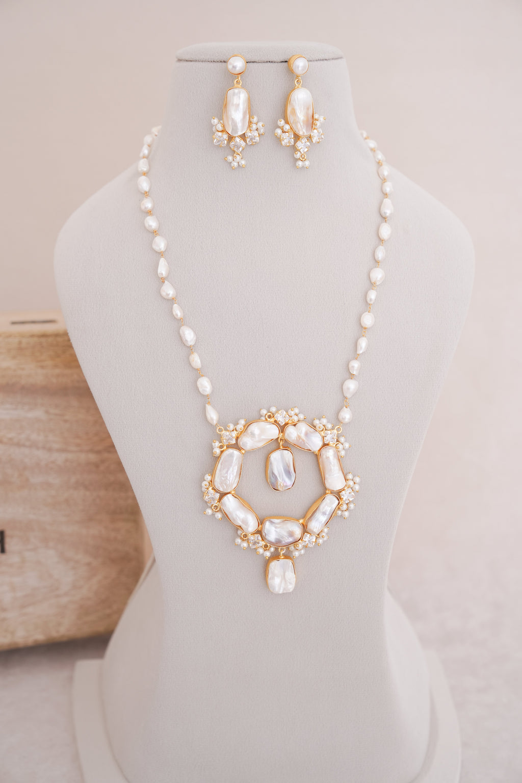 Luminous Circle Freshwater Pearl & Baroque Pearl Pendant Necklace Set