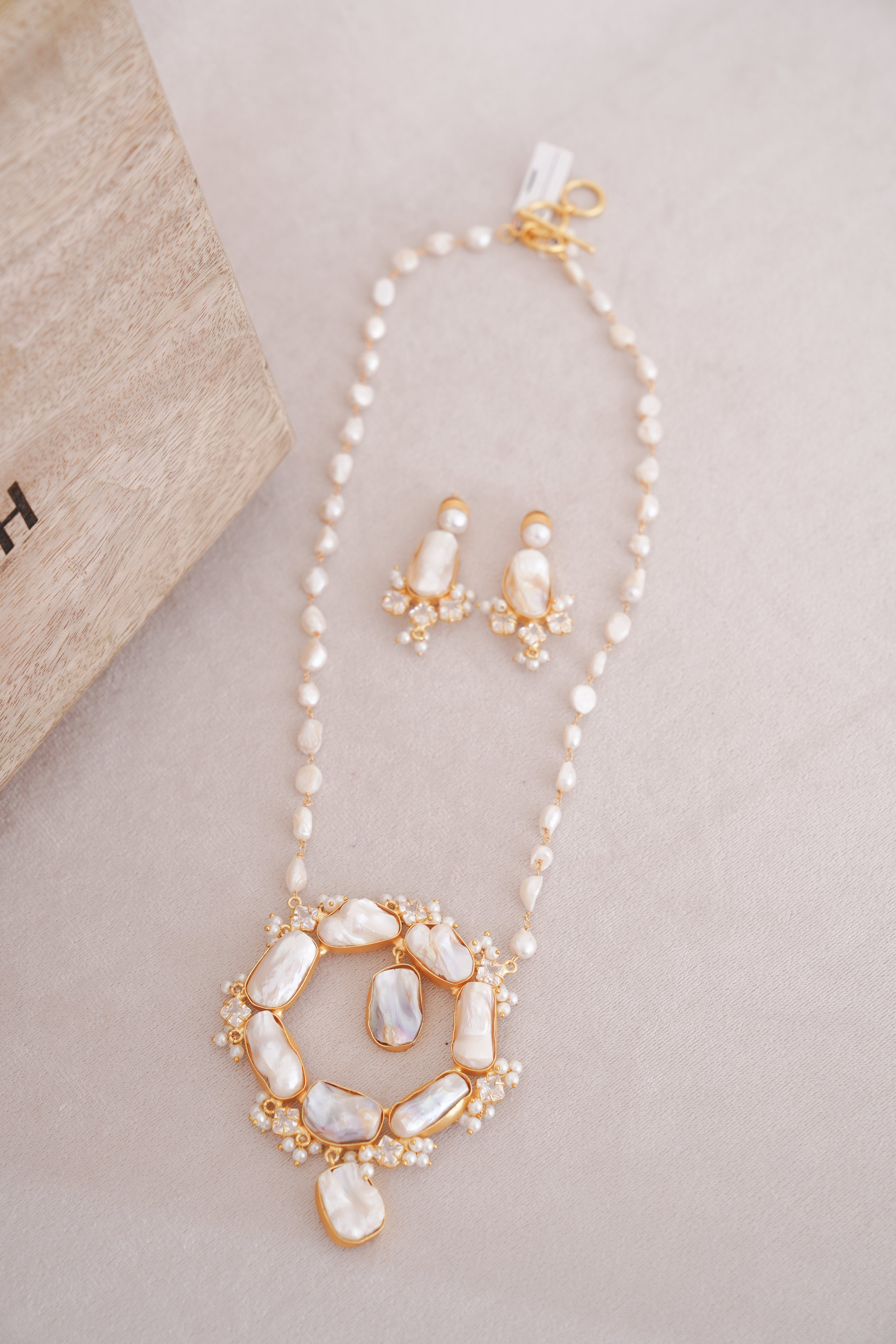 Luminous Circle Freshwater Pearl & Baroque Pearl Pendant Necklace Set