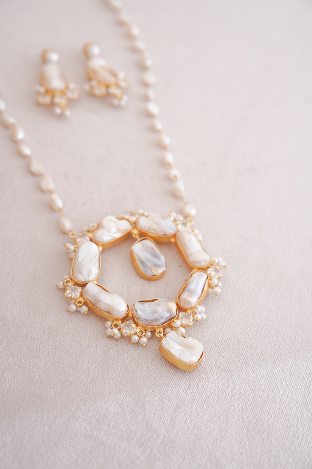 Luminous Circle Freshwater Pearl & Baroque Pearl Pendant Necklace Set