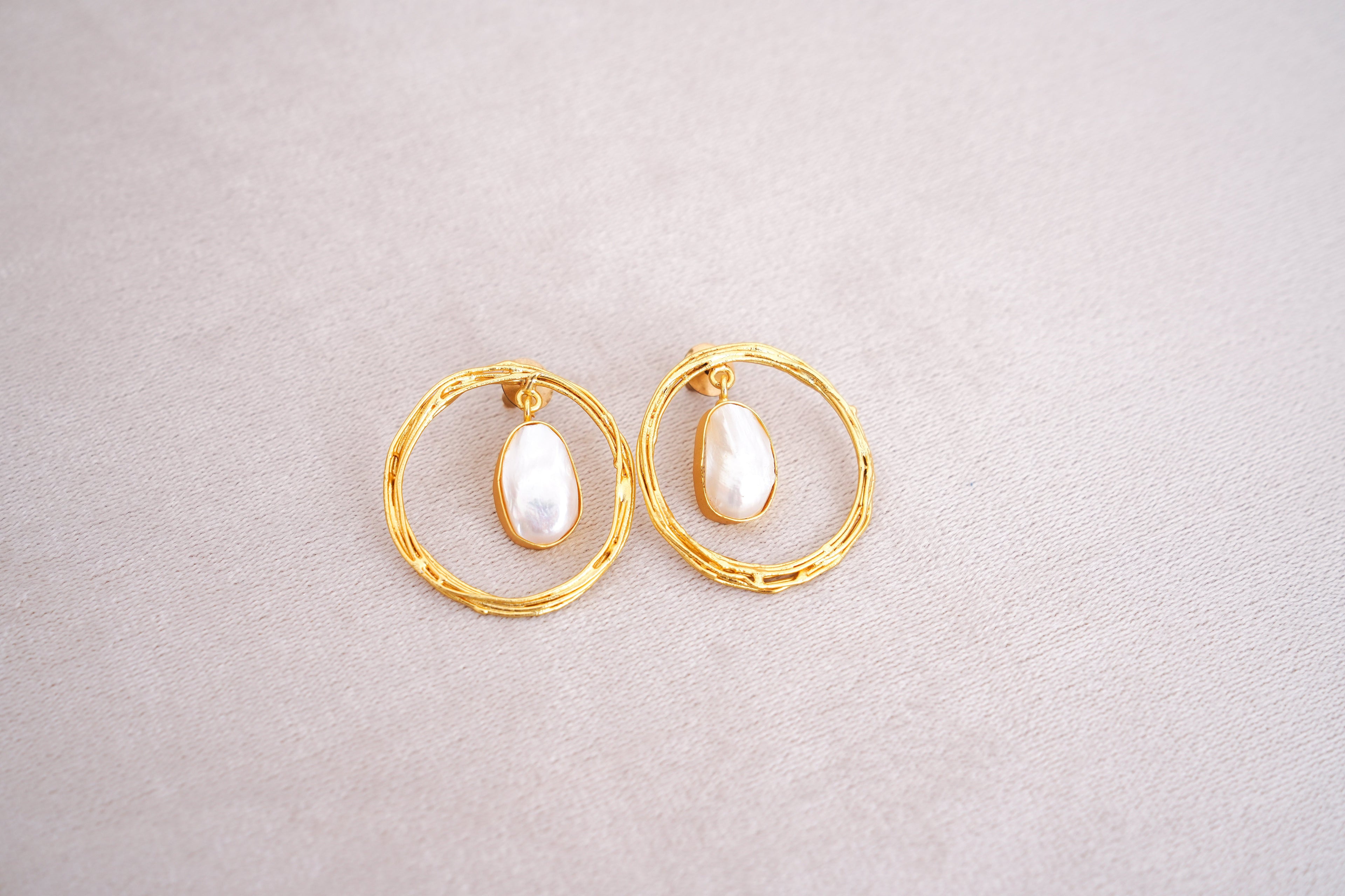 Lunar Pearl Circle Set