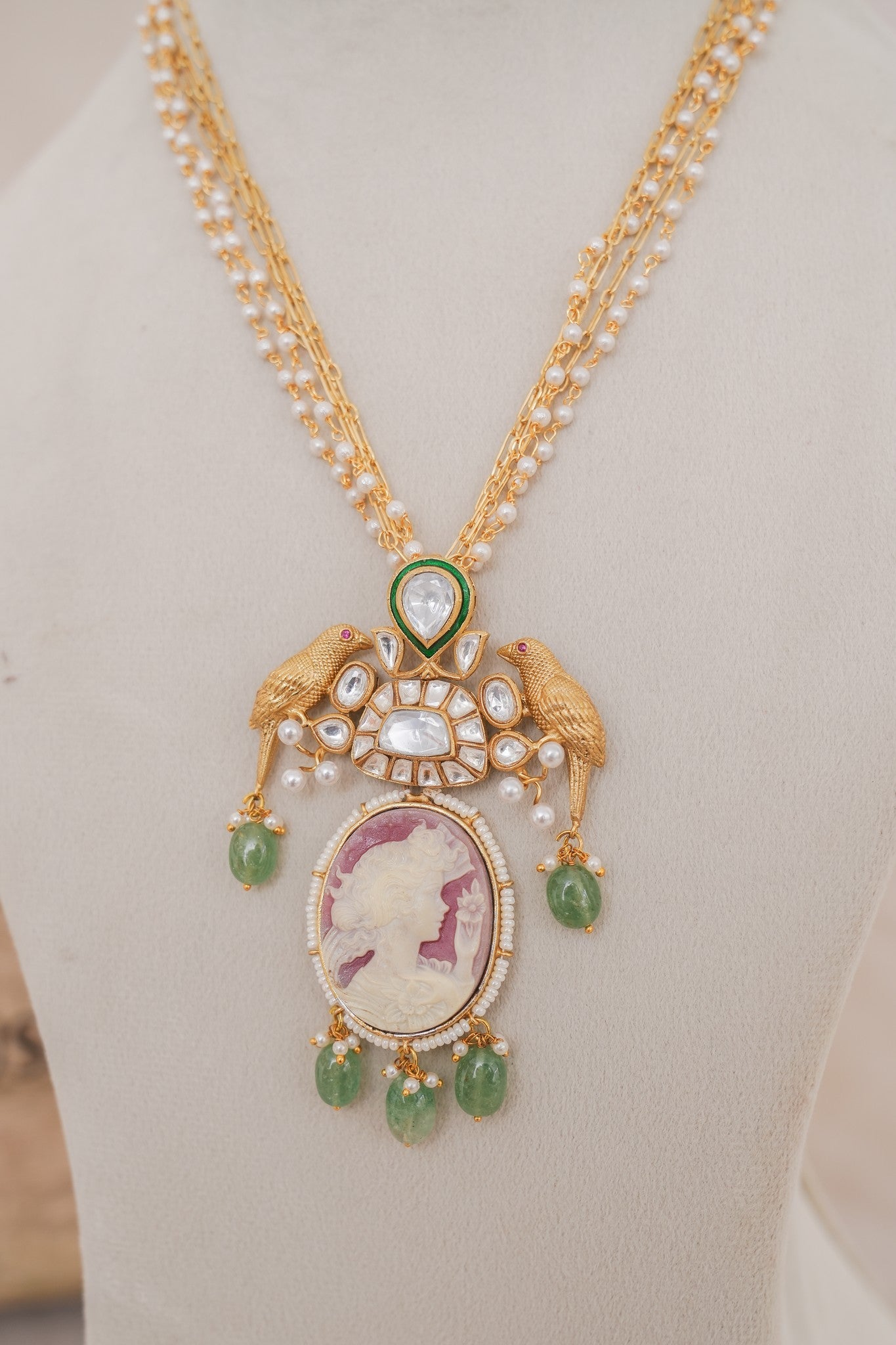 Kundan Cameo Bird Pendant Necklace Set detail