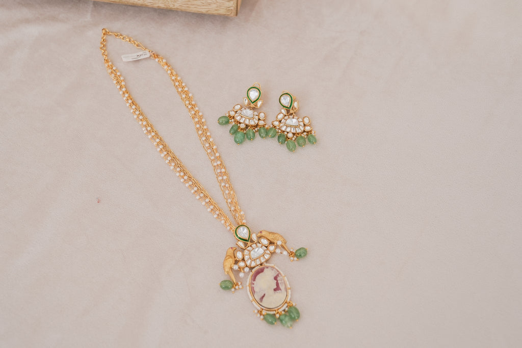 Kundan Cameo Bird Pendant Necklace Set detail