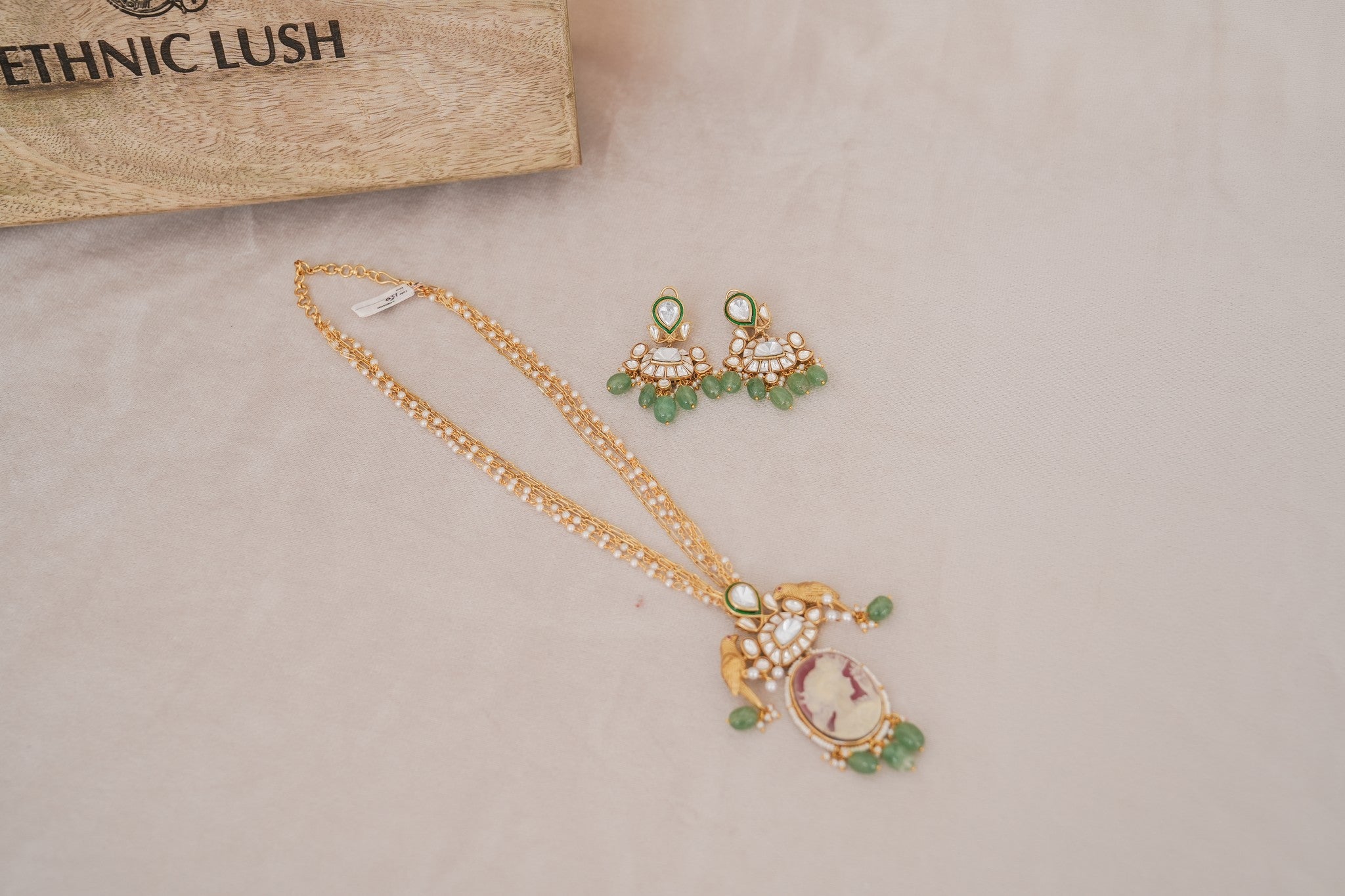Kundan Cameo Bird Pendant Necklace Set detail