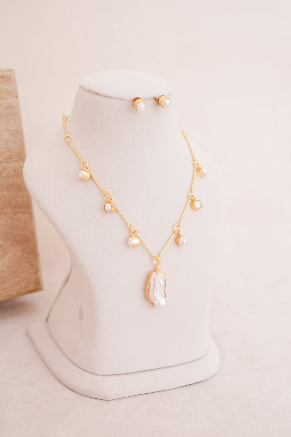 Contemporary Mother of Pearl Station Necklace Set