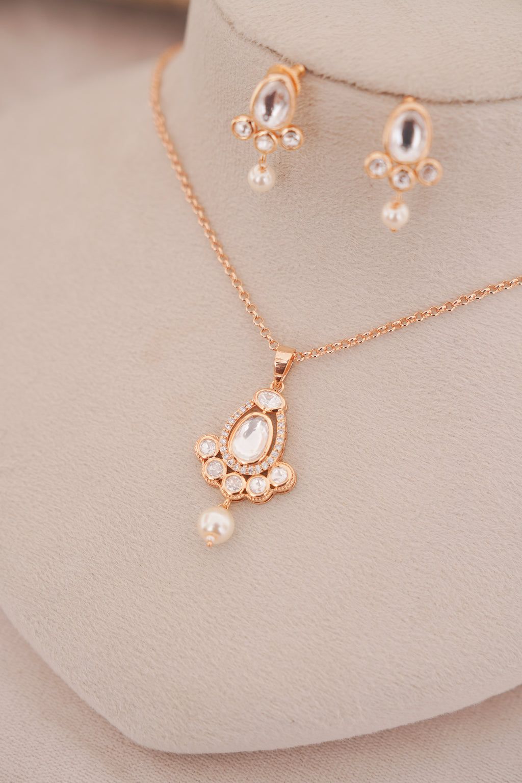 Regal Minimal Kundan Pendant Necklace with Earrings