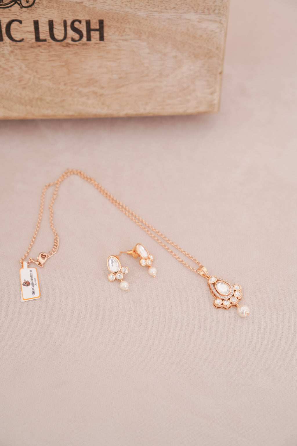 Regal Minimal Kundan Pendant Necklace with Earrings