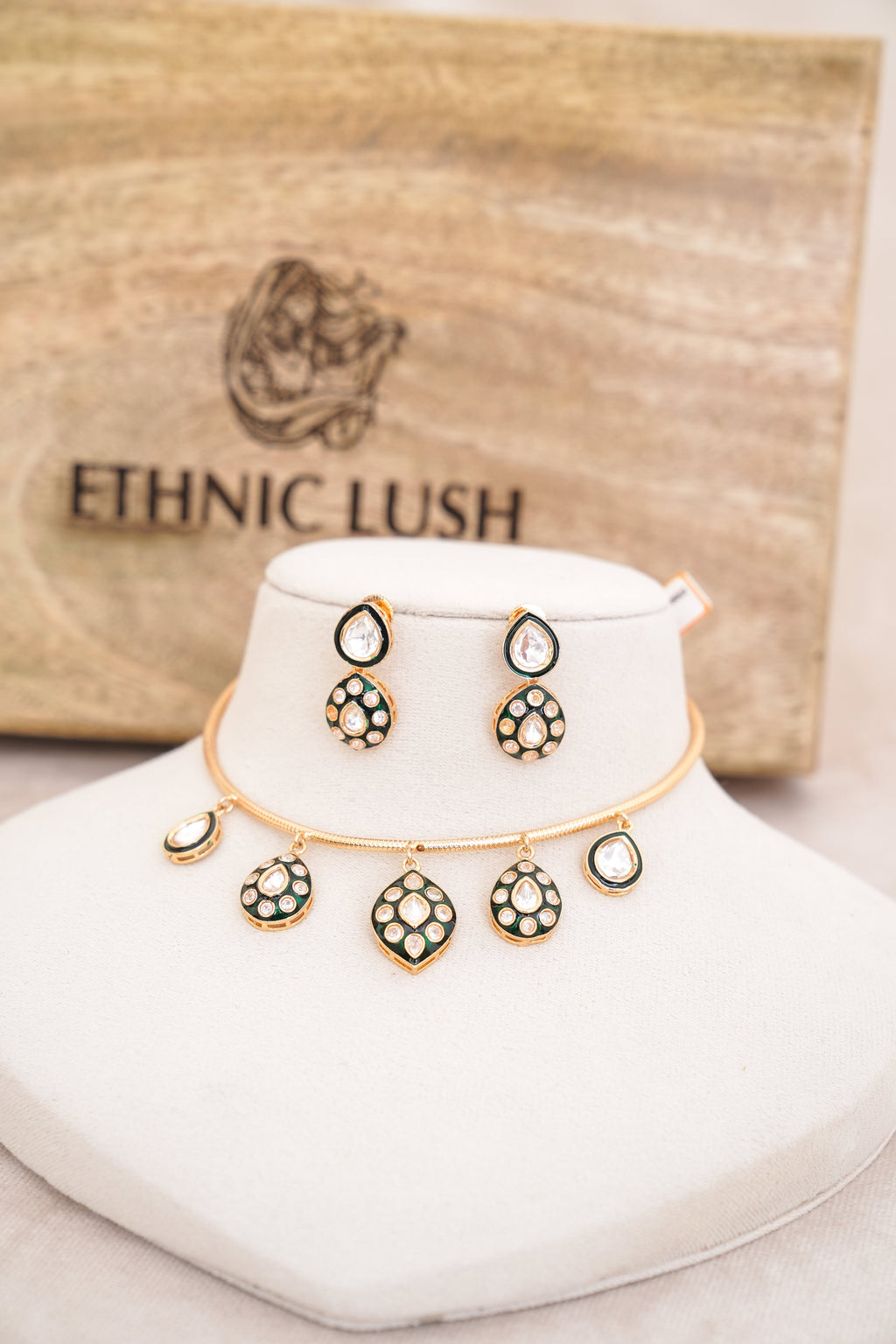 Enamel Hasli Choker