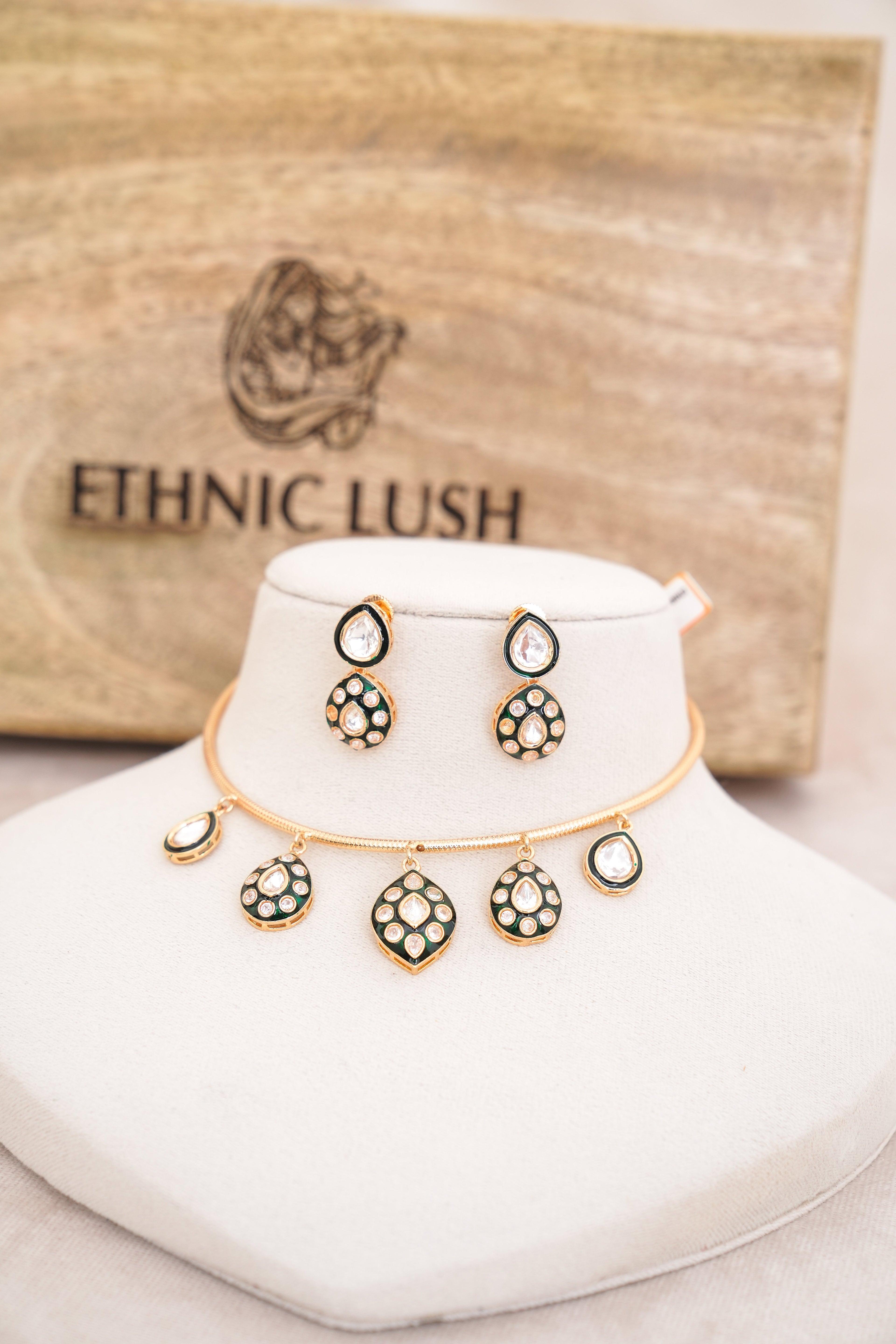 Enamel Hasli Choker